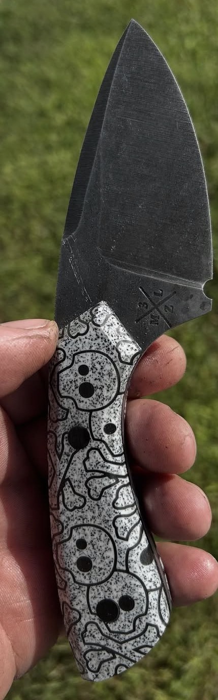 Dark blade with skull-pattern handle