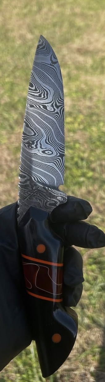 Flowing patterned blade with dark handle
